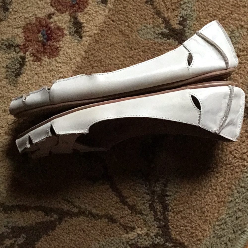 Crown Vintage Cutout Peeptoe ivory flats - Picture 2 of 5